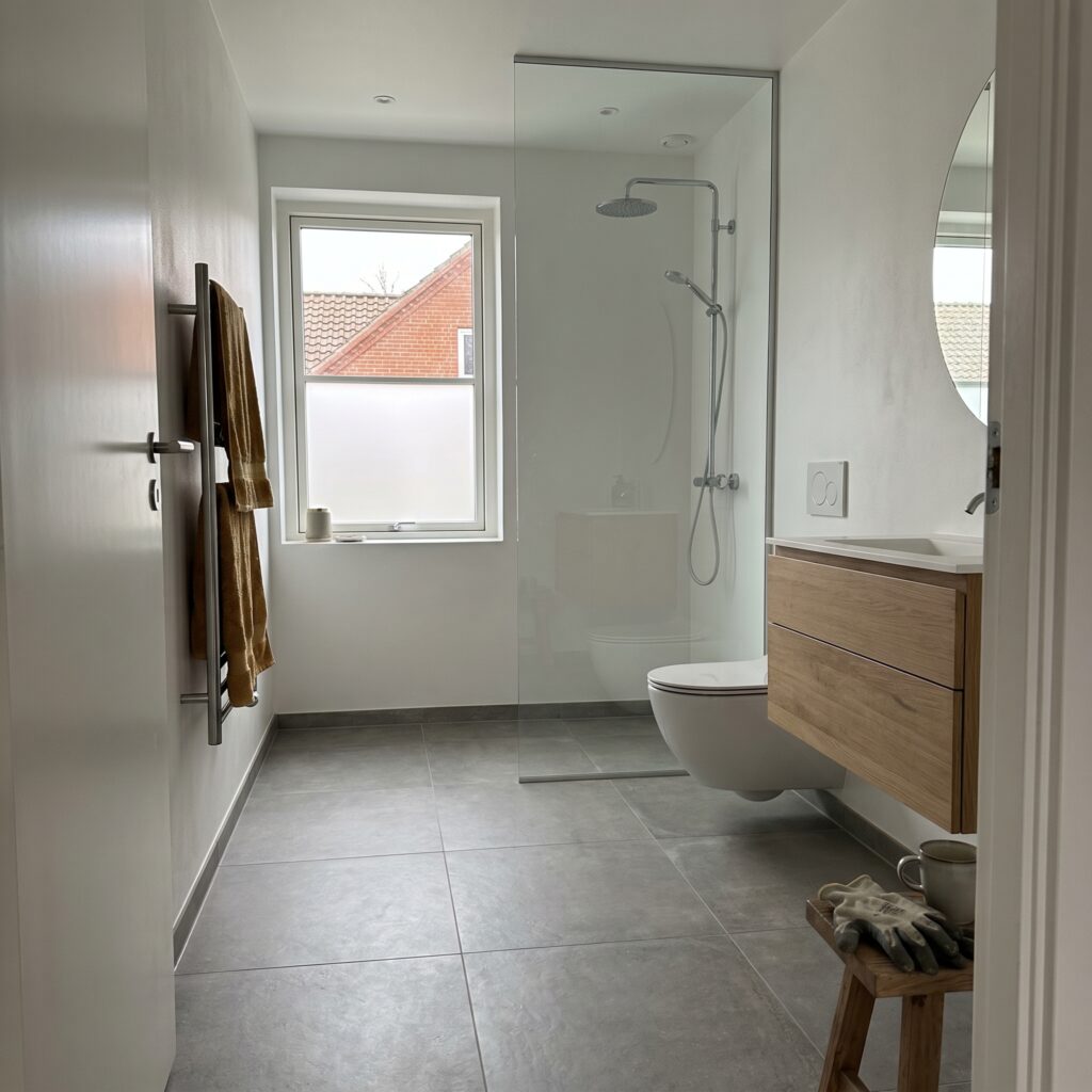 vvs, badeværelse, renovering, resultat, bruser, toilet, fliser, moderne, færdig, walk-in shower, regnbruser, svævende møbel, rundt spejl, gulvvarme, håndklædetørrer, spa, luksus, nyt bad, totalrenovering, inspiration, bolig, hus, badeværelse pris