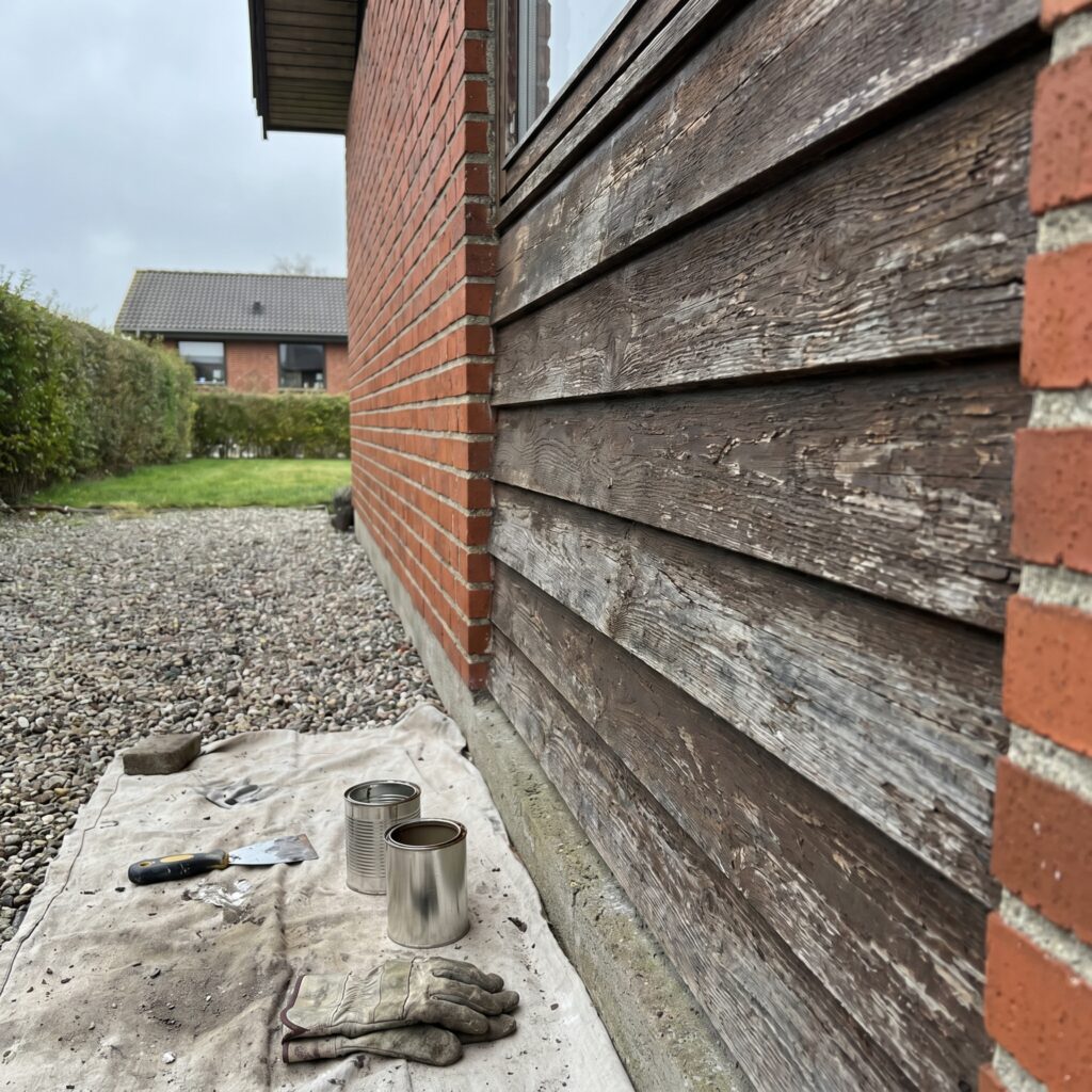 overlap-maling-trae, paint_wood, detail, mixed, maling,træ,facade,træværk,overfladebehandling,lak,olie,terrasse,beklædning, Nærbillede af slidt træbeklædning før maling eller oliebehandling., på et dansk parcelhus., dansk bolig, håndværk, renovering, vedligeholdelse, pris, tilbud, paint_wood, detail, mixed, maling,træ,facade,træværk,overfladebehandling,lak,olie,terrasse,beklædning