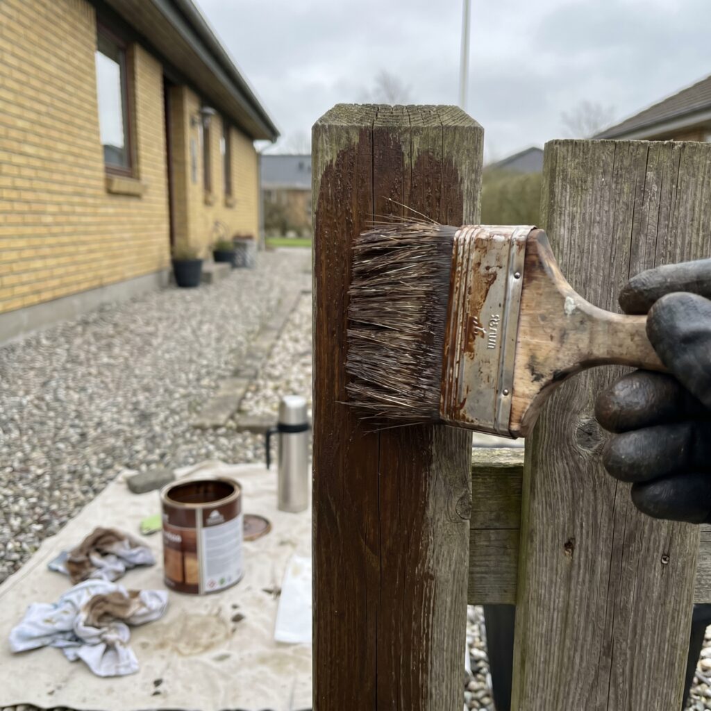 overlap-maling-trae, paint_wood, detail, mixed, maling,træ,facade,træværk,overfladebehandling,lak,olie,terrasse,beklædning, Nærbillede af pensel med træbeskyttelse på udvendigt træværk., med almindelig arbejdsorden og naturligt dagslys., dansk bolig, håndværk, renovering, vedligeholdelse, pris, tilbud, paint_wood, detail, mixed, maling,træ,facade,træværk,overfladebehandling,lak,olie,terrasse,beklædning