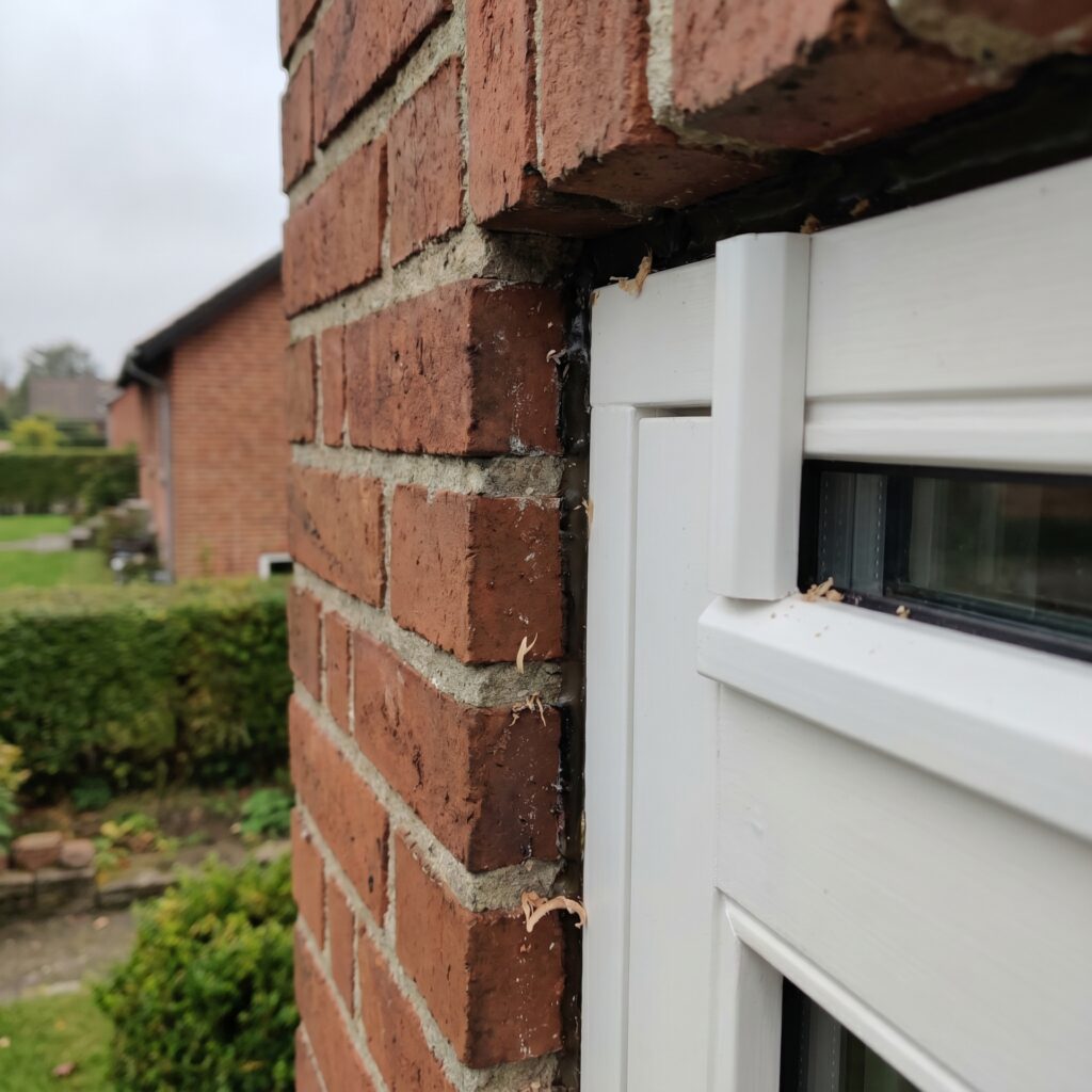 overlap-vinduer-doere, windows_doors, detail, mixed, vinduer,døre,glas,karme,fuger,fugebånd,tætning,udskiftning,vedligehold, Detalje af termorude, glasliste og hvid vinduesramme., på en rød murstensvilla., dansk bolig, håndværk, renovering, vedligeholdelse, pris, tilbud, windows_doors, detail, mixed, vinduer,døre,glas,karme,fuger,fugebånd,tætning,udskiftning,vedligehold