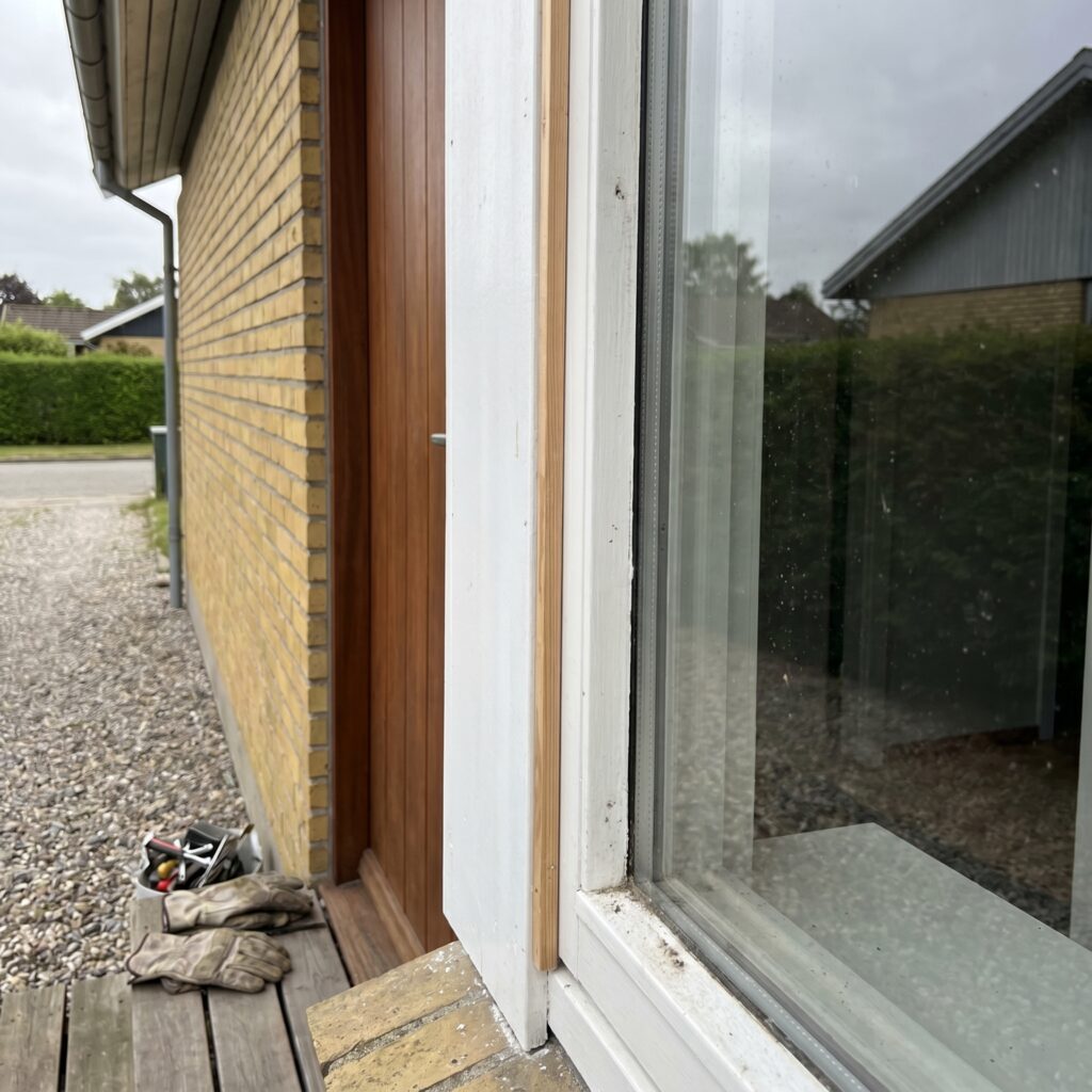 overlap-vinduer-doere, windows_doors, detail, mixed, vinduer,døre,glas,karme,fuger,fugebånd,tætning,udskiftning,vedligehold, Detalje af termorude, glasliste og hvid vinduesramme., ved hoveddøren på et parcelhus., dansk bolig, håndværk, renovering, vedligeholdelse, pris, tilbud, windows_doors, detail, mixed, vinduer,døre,glas,karme,fuger,fugebånd,tætning,udskiftning,vedligehold